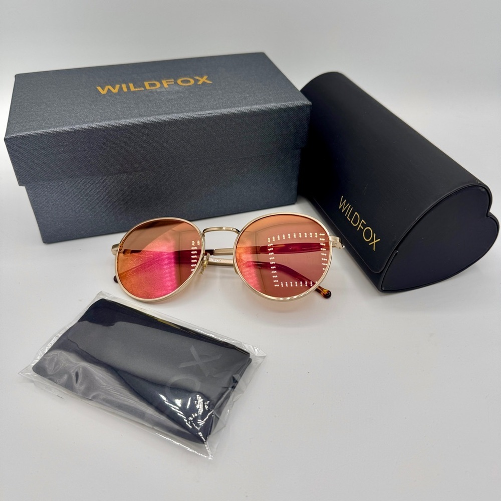 NWT Wildfox Dakota Deluxe Sunglasses Classic Round Gold NEW with case and cloth